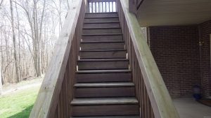 No grippable handrail on deck steps